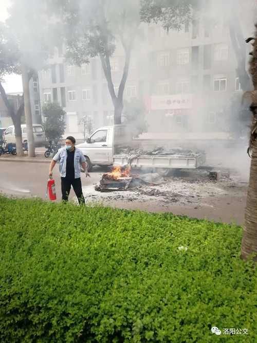 驚險！高溫天小貨車“上火” 萬幸！路遇公交車長及時“滅火”